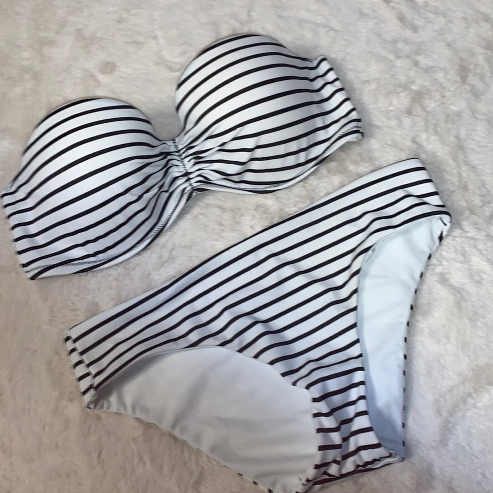34C / XS Victoria’s Secret the flirt bandeau & the classic hip hugger bikini set